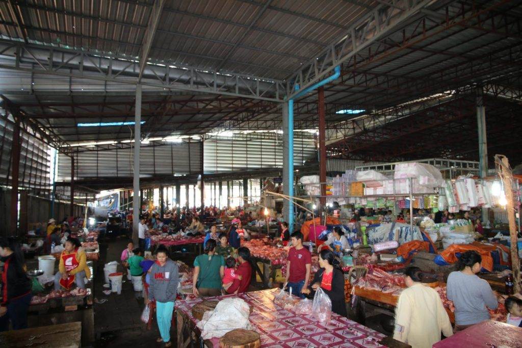 Eintauchen in den Markt von Thakhek