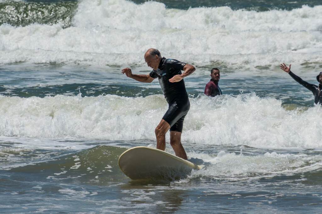 Eric surft am Strand von Punta del Este.