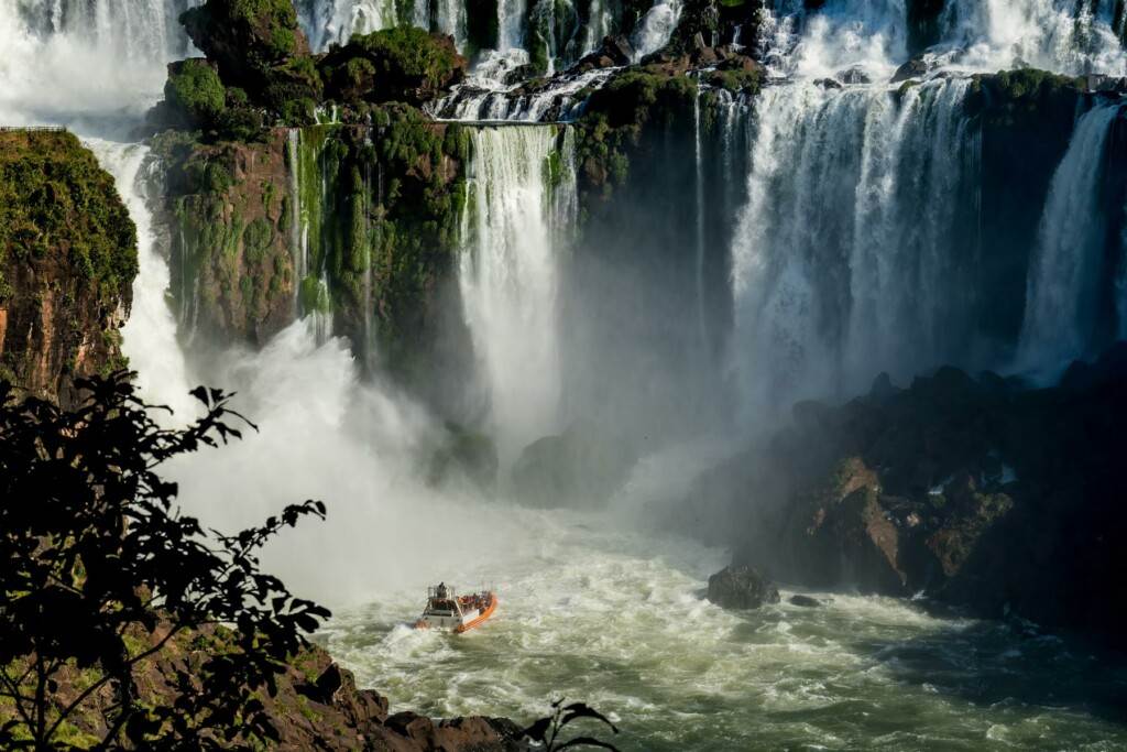 Iguazu-Wasserfall aus der Nähe mit dem Boot