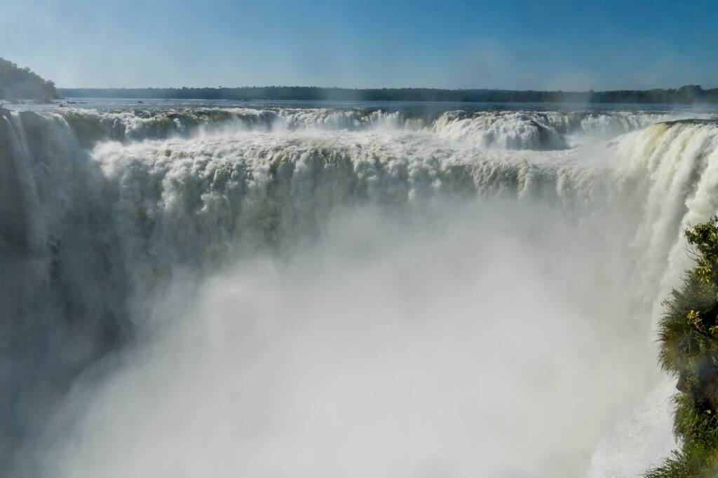 Die Garganta del Diablo ist der größte der Iguazu-Wasserfälle. Wer hier steht, wird unweigerlich nass.