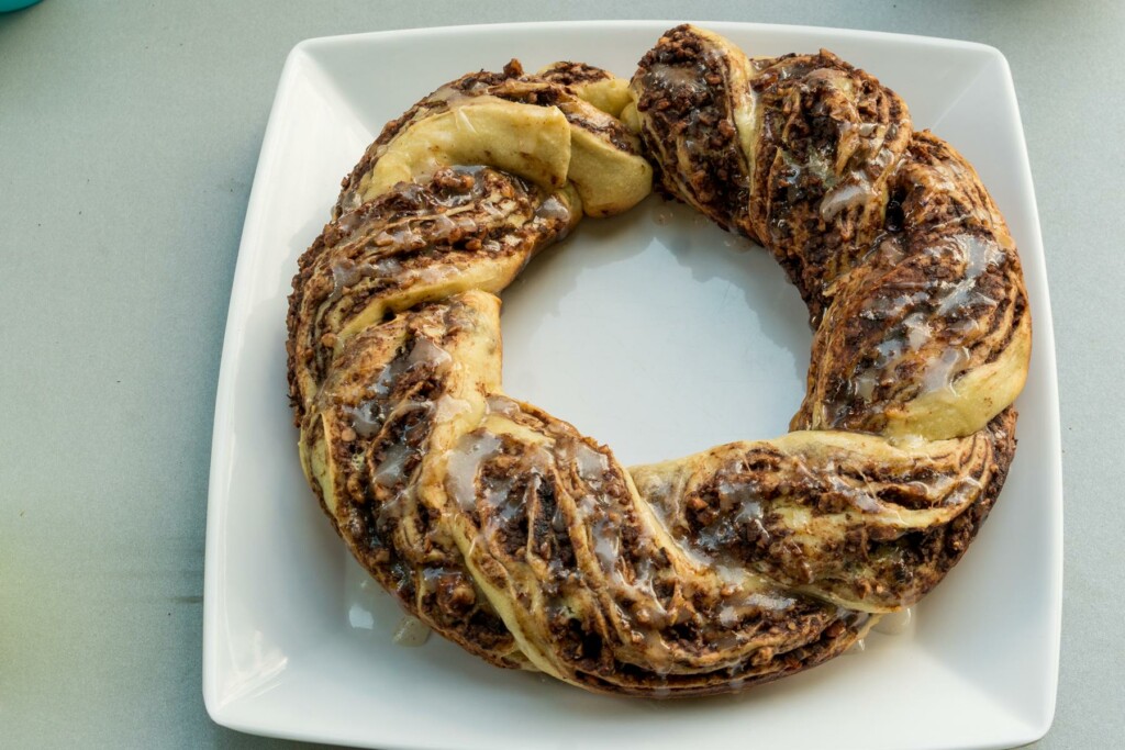 Nusskuchen fertig gebacken mit Zuckerguß Nusskuchen fertig gebacken mit Zuckerguß
