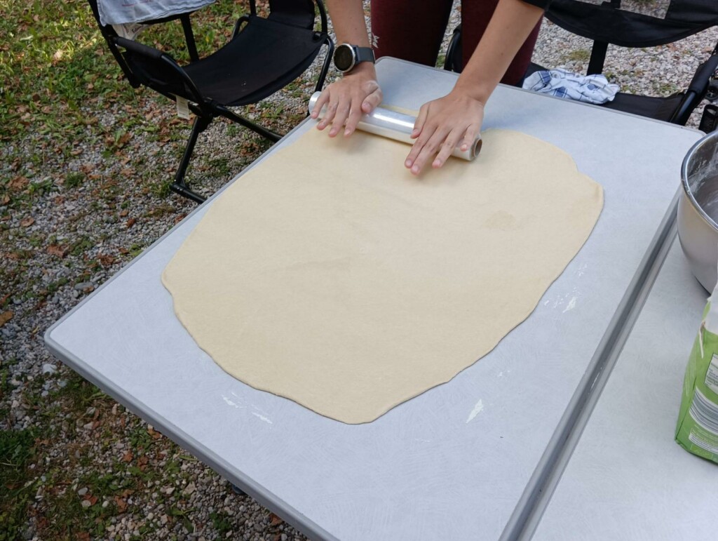 Teig ausrollen mit einer Küchenrolle Teig ausrollen mit einer Küchenrolle