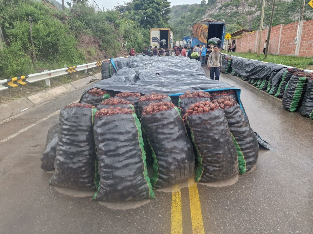 Warenverkehr in Peru muss umgeladen werden. 