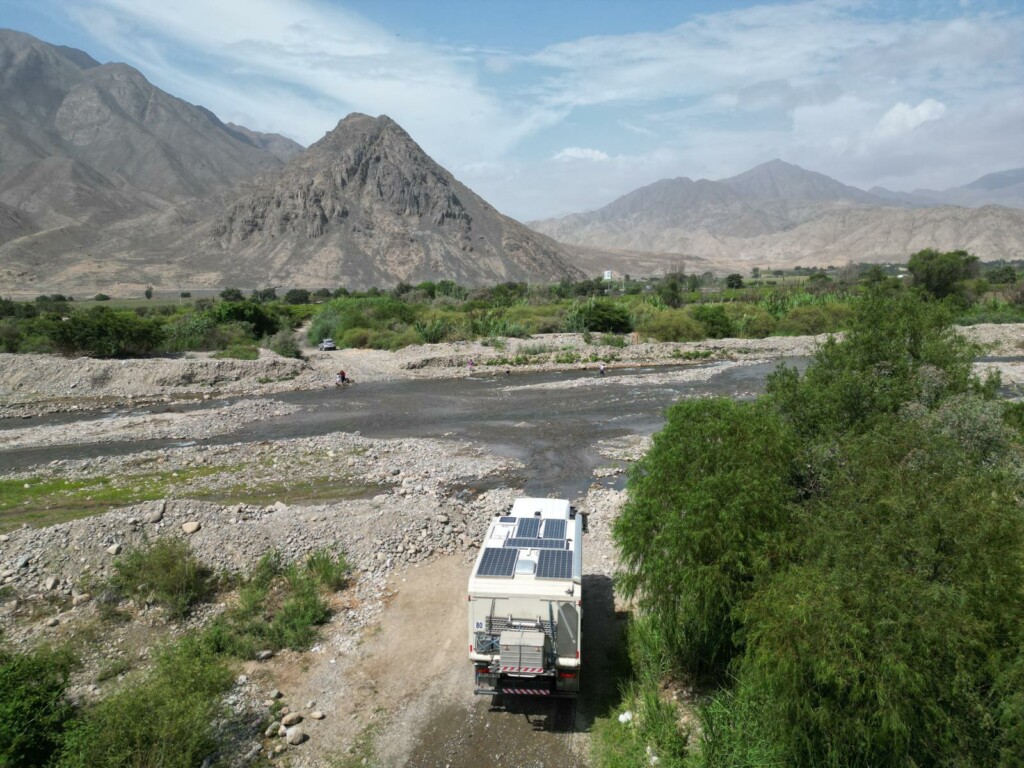 Flussdurchquerung in Peru