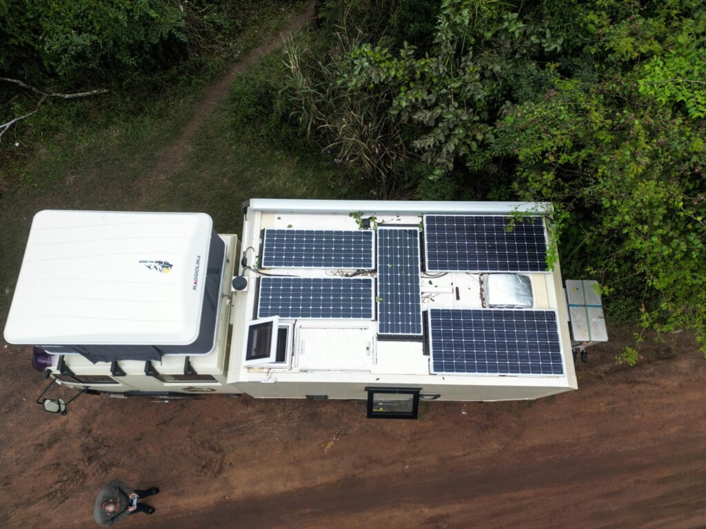 Steyr 12S21 4x4 DoKa - Unser Weltreisemobil für 4-6 Personen sucht neue Reisegefährten 21 Solaranlage