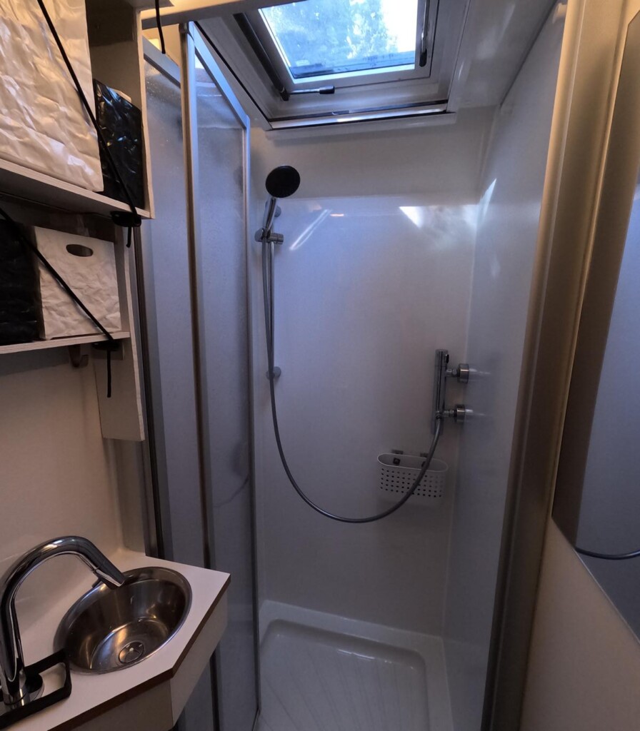 Steyr 12S21 4x4 DoKa - Unser Weltreisemobil für 4-6 Personen sucht neue Reisegefährten 16 Dusche