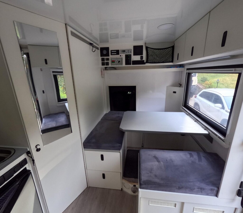 Steyr 12S21 4x4 DoKa - Unser Weltreisemobil für 4-6 Personen sucht neue Reisegefährten 10 Sitzgruppe