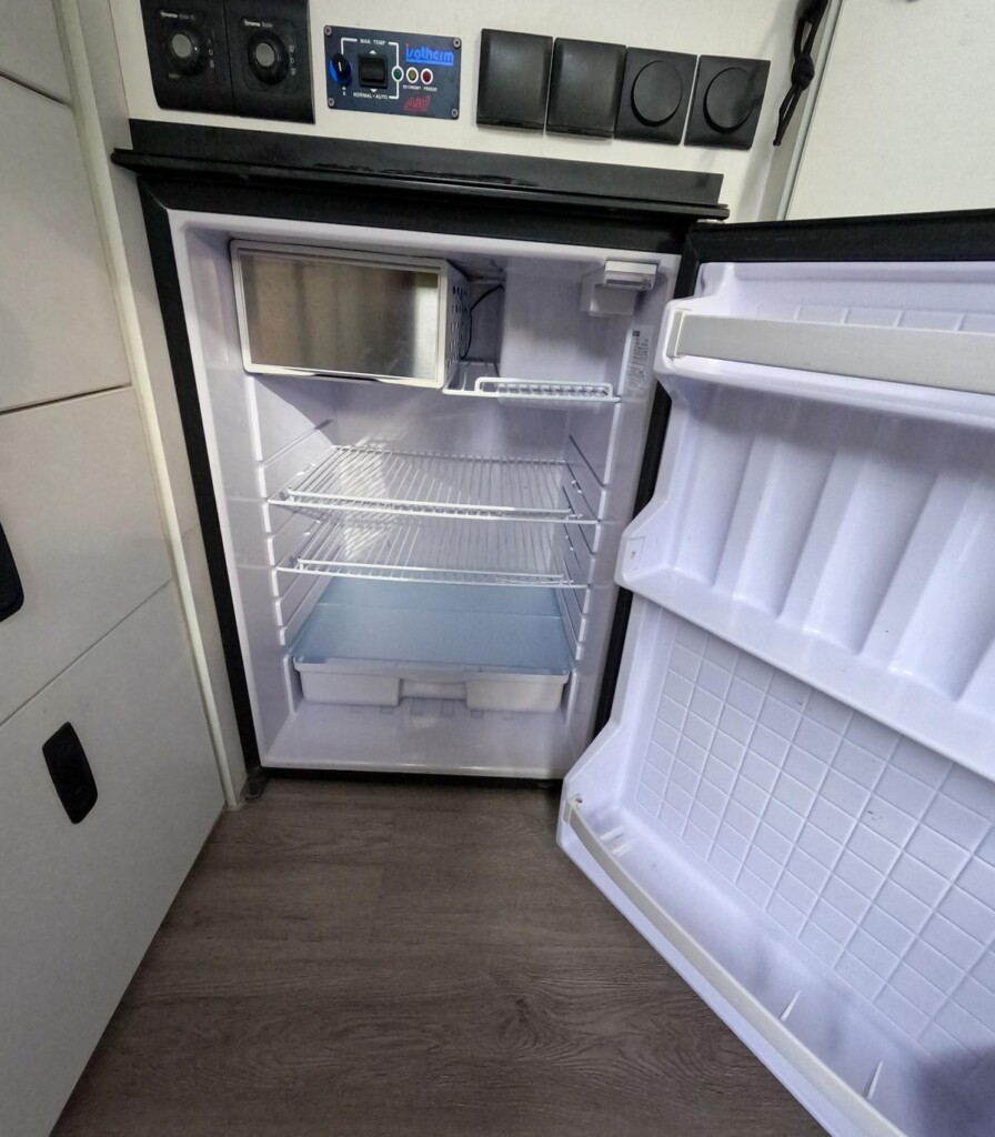 Steyr 12S21 4x4 DoKa - Unser Weltreisemobil für 4-6 Personen sucht neue Reisegefährten 14 Kompressorkühlschrank
