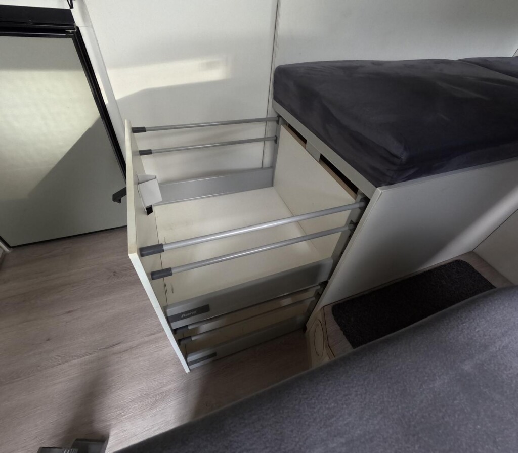Steyr 12S21 4x4 DoKa - Unser Weltreisemobil für 4-6 Personen sucht neue Reisegefährten 19 Die ausziehbaren Schubladen