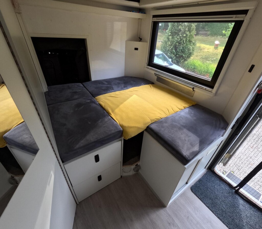 Steyr 12S21 4x4 DoKa - Unser Weltreisemobil für 4-6 Personen sucht neue Reisegefährten 11 Sitzgruppe zu Bett
